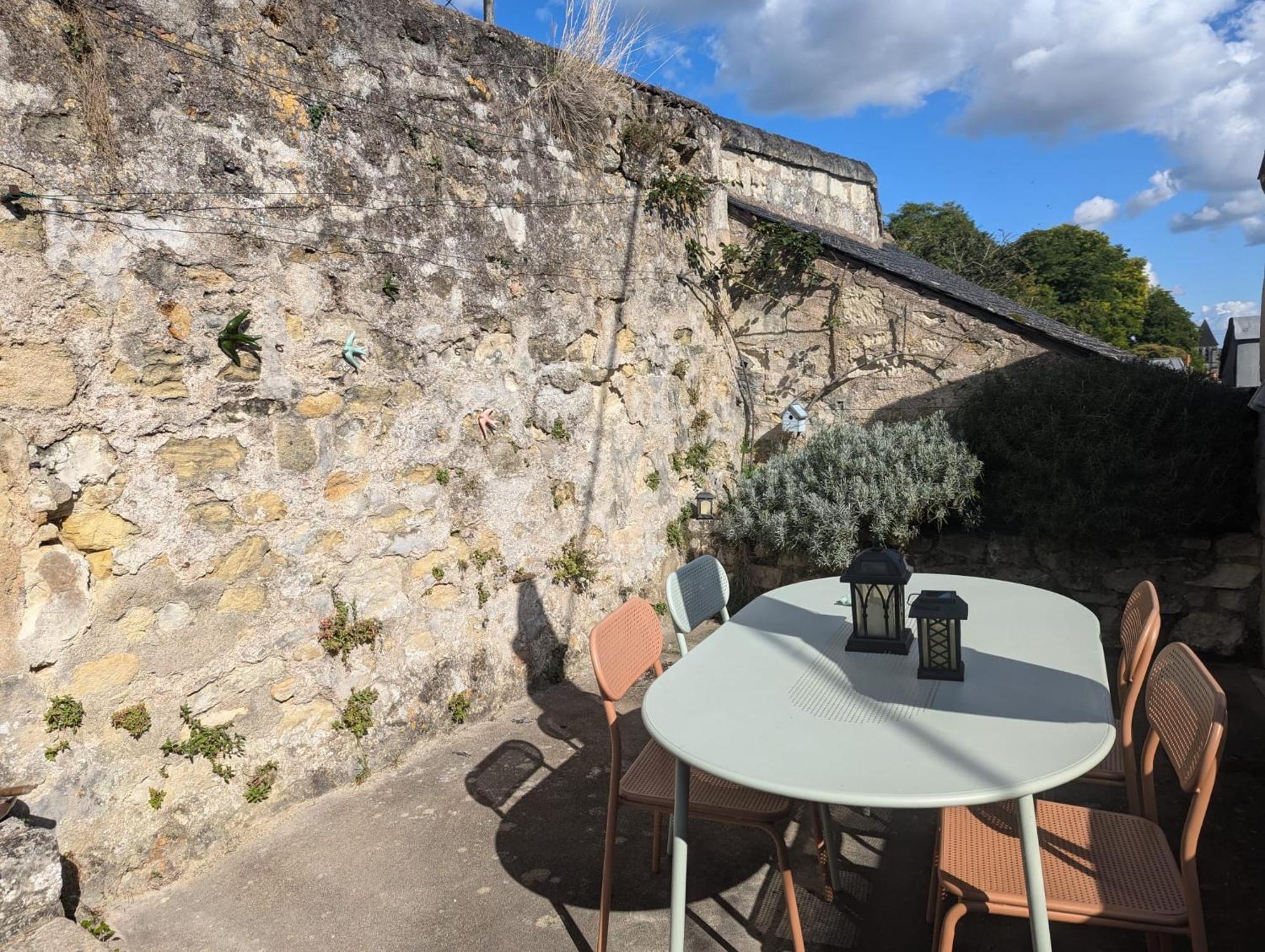 Appartement Des Hirondelles , Au Pied Du Chateau Chinon Eksteriør billede
